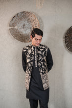 Load image into Gallery viewer, BLACK KURTA SET WITH BLACK GARA GLAZED JACKET