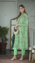 Load image into Gallery viewer, House of Misu in our Klassy Kiara Tunic Set Co-ordinated with Scarf